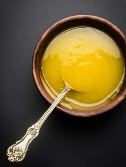 ਦੇਸੀ ਘੀ ਅੱਖਾਂ, ਚਮੜੀ, ਪੇਟ ਅਤੇ ਵਾਲਾਂ ਲਈ ਬਹੁਤ ਵਧੀਆ ਹੁੰਦਾ ਹੈ। ਇਹ ਕੂਲਿੰਗ ਏਜੈਂਟ ਵਜੋਂ ਕੰਮ ਕਰਦਾ ਹੈ। ਦੇਸੀ ਘੀ ਵਿੱਚ ਓਮੇਗਾ-3 ਹੁੰਦਾ ਹੈ, ਜੋ ਅੱਖਾਂ ਦੀ ਰੌਸ਼ਨੀ ਵਧਾਉਂਦਾ ਹੈ। ਅੱਖਾਂ ਦੀ ਡ੍ਰਾਈਨੈੱਸ ਨੂੰ ਘੱਟ ਕਰਦਾ ਹੈ।