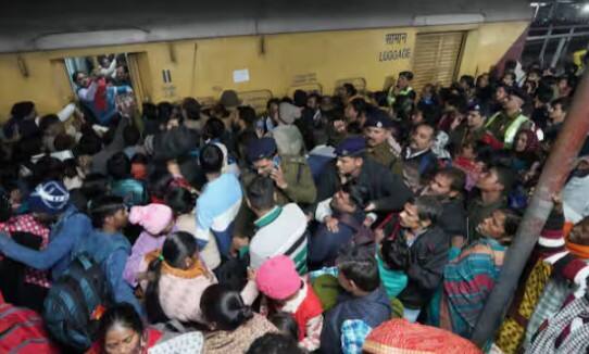 મીડિયા રિપોર્ટ્સ અનુસાર, આ ઘટનામાં સામેલ એક મુસાફરે કહ્યું કે લોકો કપાઈ ગયા, કચડાઈ ગયા અને ઘણા લોકો ટ્રેનની સામે પડીને મૃત્યુ પામ્યા. નાસભાગને કારણે 15 લોકોના મોત થયા હતા અને ઘણા લોકો ઘાયલ થયા હતા. કેટલાકને હોસ્પિટલમાં દાખલ કરવામાં આવ્યા હતા.