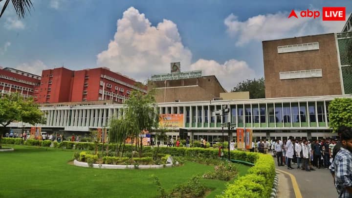भारत में फिलहाल एमबीबीएस के लिए सबसे अच्छा कॉलेज AIIMS है जो कि भारत की राजधानी नई दिल्ली के अंसारी नगर में मौजूद है. इसमें दाखिले के लिए नीट एग्जाम को टॉप करना होता है. आपको बता दें कि एम्स में एक साल की फीस 6 हजार से 8 हजार रुपये है.