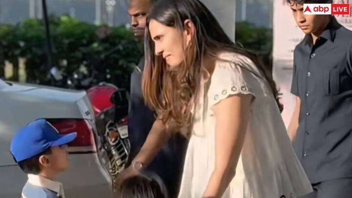 नेकलाइन, स्लीव्स और हेम के साथ जटिल कढ़ाई वाले कट-आउट इसके बोहो अपील को और बढ़ाते हैं, जिसे प्लीटेड बोडिस और टियर सिल्हूट द्वारा पूरक बनाया गया है.