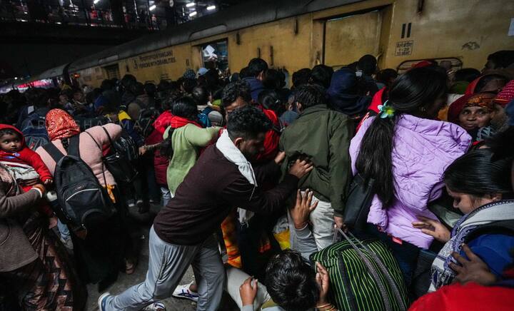 प्लॅटफॉर्म बदलल्याची घोषणा होताच स्टेशनवरील प्रवासी एका प्लॅटफॉर्मवरुन दुसऱ्या प्लॅटफॉर्मच्या दिशेने निघाले. यादरम्यान चेंगराचेंगरी झाली, ज्यात 18 प्रवाशांचा मृत्यू झाला.