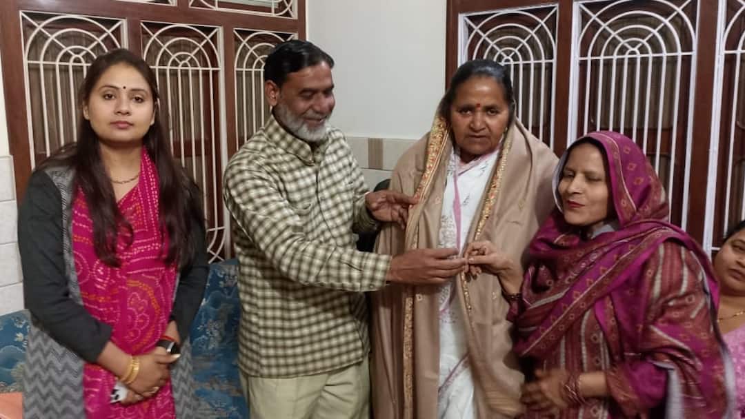 Sambhal Congress Leader Salim Saifi Performed Bhaat Ritual UP Minister Gulabo Devi Daughter Wedding ann योगी की मंत्री की बेटी की शादी में कांग्रेस नेता सलीम सैफी ने दिया भात, पेश की नई मिसाल