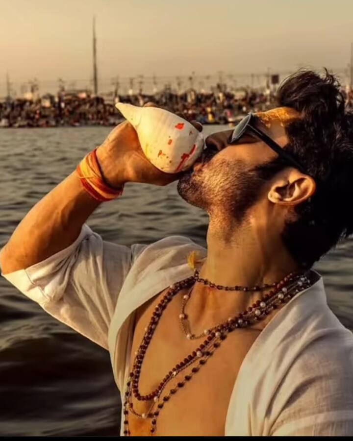 इन तस्वीरों में एक्टर संगम किनारे शंख बजाते हुए दिखाई दे रहे हैं. उन्होंने माथे पर तिलक और गले में रुद्राक्ष माला पहनी हुई है.