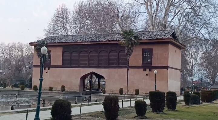 अच्छाबल झरना 12 से अधिक गांवों में पीने के पानी का स्रोत भी है. 17वीं शताब्दी में मुगल महारानी नूरजहां का बनवाया गार्डन पर्यटकों को आकर्षित करता है. झरने के चारों ओर इमारतों की श्रृंखला है. भव्य गार्डन आज पानी की कमी से जूझ रहा है.