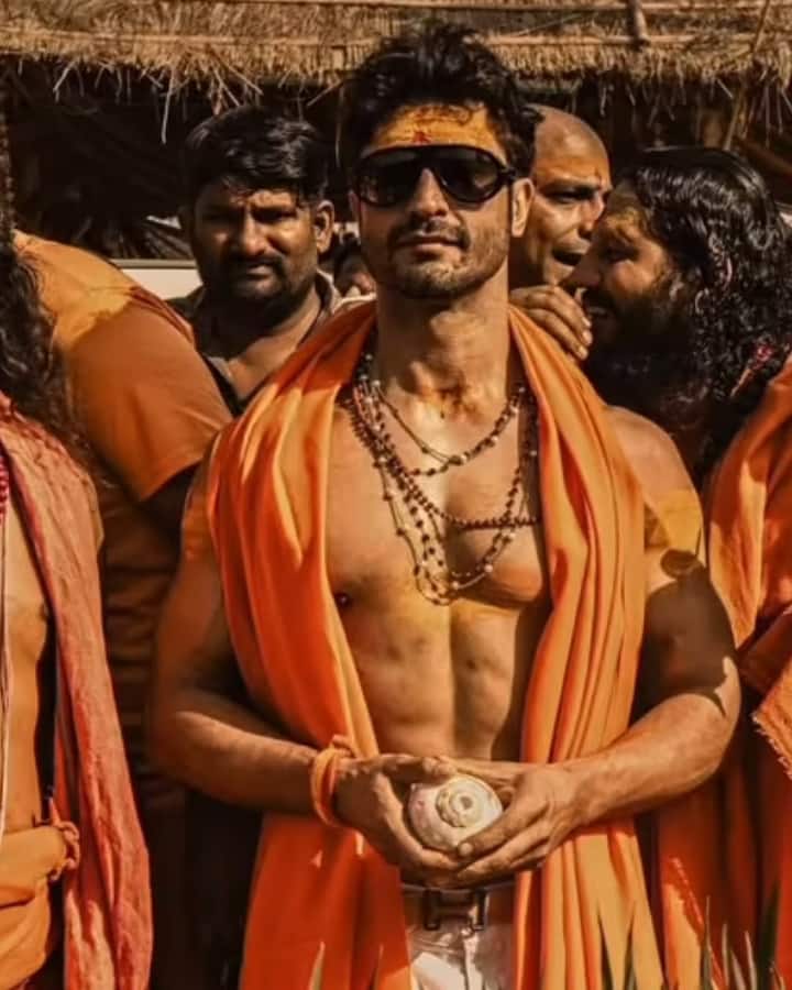 दरअसल विद्युत जामवाल हाल ही में प्रयागराज के महाकुंभ में पहुंचे थे. जहां पर एक्टर पूरी तरह से भक्ति के रंग में रंगे हुए नजर आए.