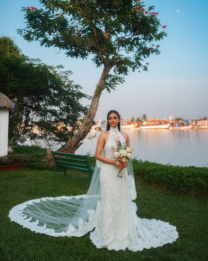 कीर्ति सुरेश ने अपनी क्रिश्चियन वेडिंग पर व्हाइट गाउन पहना था. उन्होंने इस लुक में लेक किनारे पोज दिए हैं.