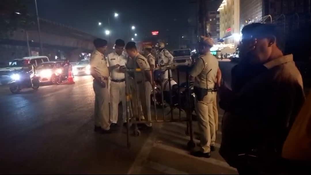 Road Accident in Belghoria Expressway Kolkata Father Mother and Daughter death smashed by a Lori District News Kolkata Accident: ছুটির দিনে স্কুটারে চড়ে বেরিয়েছিলেন বাবা-মা, মেয়ে, পিছন দিক থেকে এসে ৩ জনকেই পিষে দিল লরি