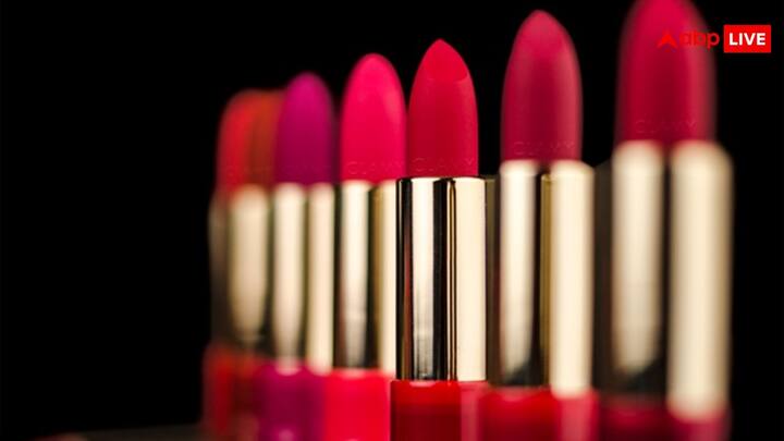 बाजार में लिपिस्टक को लाने और इसे आम बनाने का श्रेय फ्रांसीसी परफ्यूम बनाने वाली कंपनी गुलेरियन को जाता है. इस कंपनी ने पहली बार 1884 में लिपिस्टिक को कमर्शियली बेचना शुरू किया था.