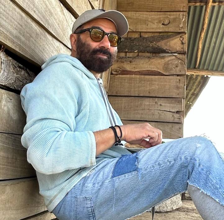 मीडिया रिपोर्ट्स की मानें तो सनी देओल की कुल नेटवर्थ 120 करोड़ रुपये है. सनी की इनकम का मेन जरिया फिल्में, ब्रांड एंडोर्समेंट है.