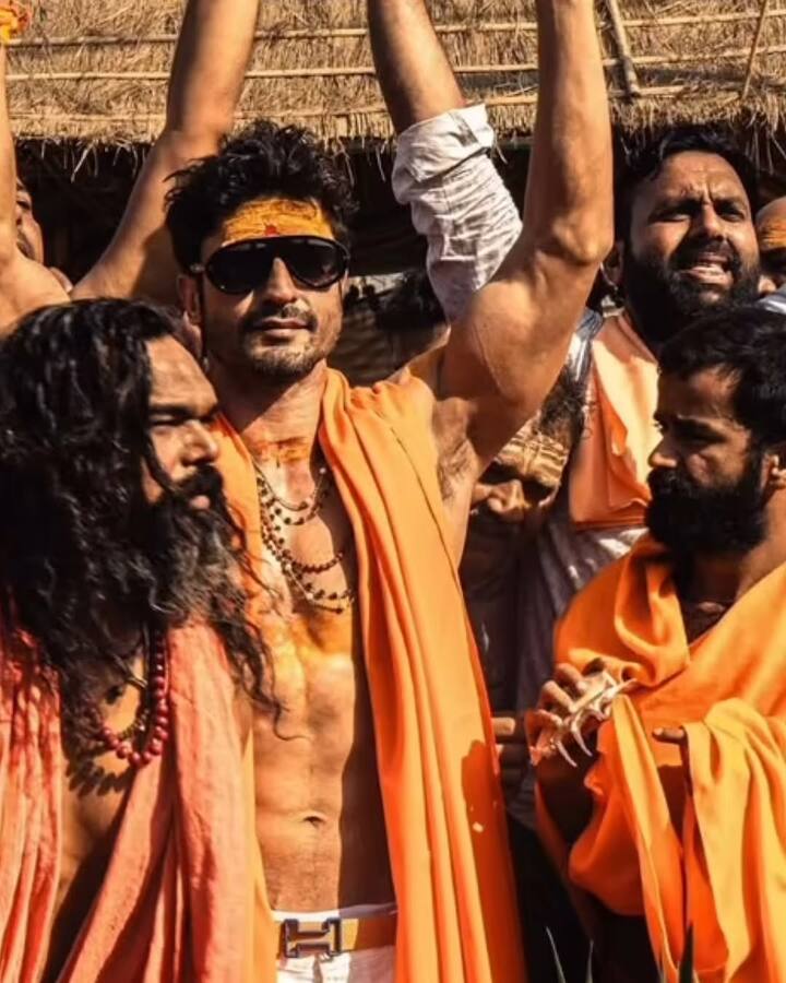 वहीं कुछ तस्वीरों में एक्टर महाकुंभ के साधु-संतो के साथ भी नजर आए. इन तस्वीरों में उन्होंने गले में भगवा गमछा पहना हुआ है.