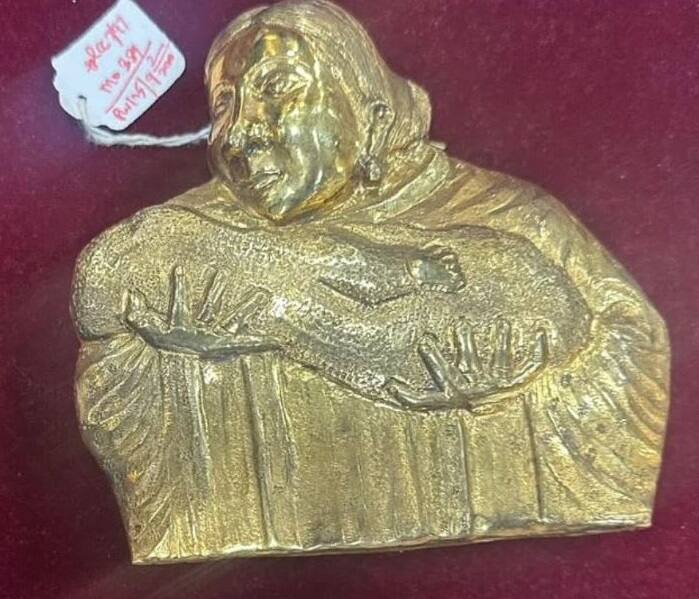 हस्तांतरित केलेल्या आलिशान वस्तूंमध्ये सोन्याची तलवार, सोन्याचा मुकुट आणि मोराच्या आकाराचा सोनेरी कमरपट्टा होता.