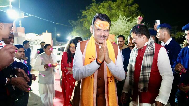 मानवी संस्कृती आणि सभ्यतेत हजारो वर्षांपासून हा मानवी संगम कुंभमेळ्याच्या निमित्ताने पाहायला मिळतो. सनातन संस्कृतीला मांनणारे विविध पूजा पद्धती होणारे विविध पंथाची जोडलेले सर्व लोक ज्यादा धर्म पंथ विसरून महाकुंभमध्ये गंगेत स्नान करतात