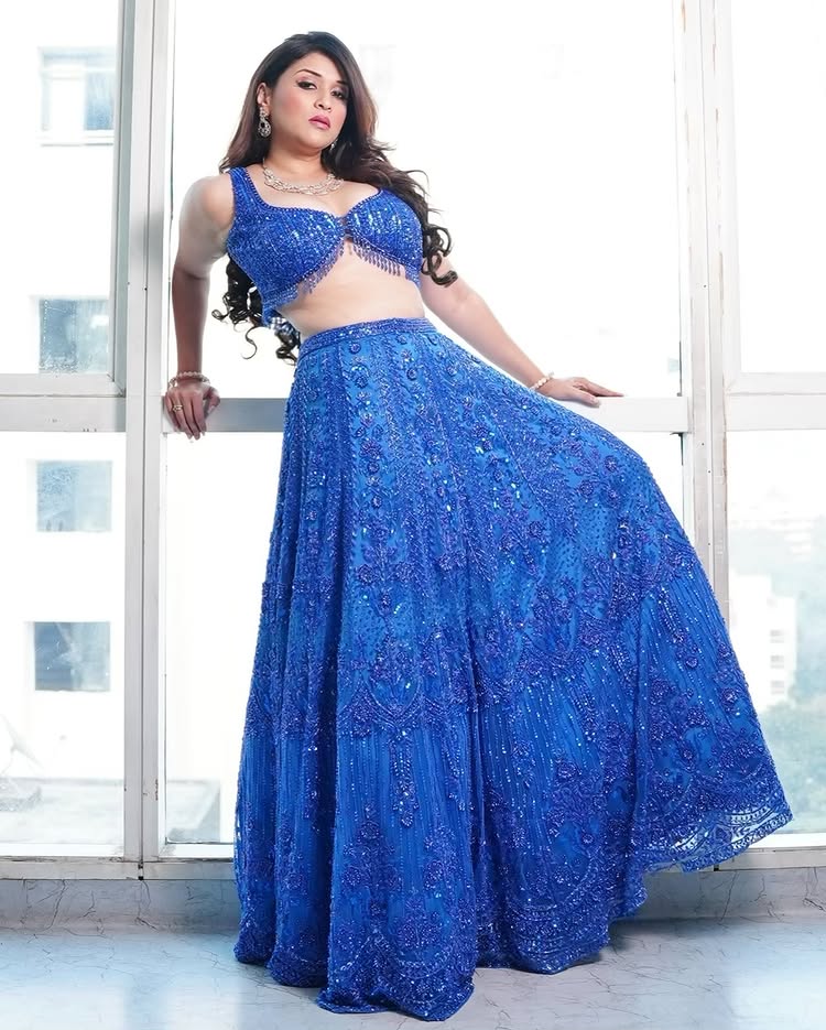 અભિનેત્રી મન્નારા ચોપરા આ દિવસોમાં હેડલાઈનમાં છે