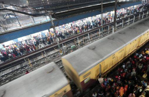 दिल्ली स्टेशनवरुन प्रयागराजला जाणारी गाडी पकडण्यासाठी गर्दी उसळली होती. त्यातच प्लॅटफॉर्म बदलल्याची घोषणा झाली.