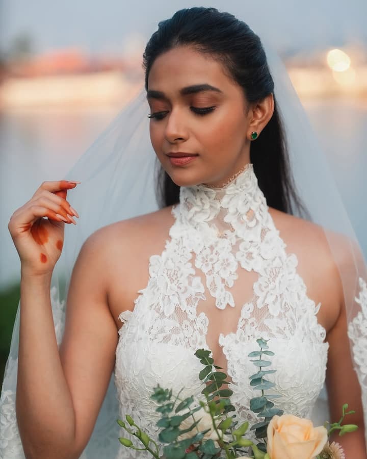 અભિનેત્રીએ તેના હાથ પર મહેંદી અને ઓછા મેકઅપ સાથે તેનો લૂક પૂર્ણ કર્યો. હાફ ટાઇડ હેરસ્ટાઇલ સાથે તે ખૂબ જ સિમ્પલ અને ક્યૂટ લાગી રહી હતી.