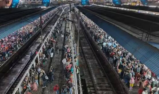 નવી દિલ્હી: શનિવારે રાત્રે, 15 ફેબ્રુઆરી 2025 ના રોજ દિલ્હી રેલ્વે સ્ટેશન પર ભાગદોડની ઘટના બની હતી. પ્લેટફોર્મ પર મોટી ભીડ એકઠી થઈ ગઈ હતી, જેના કારણે અરાજકતા ફેલાઈ ગઈ હતી અને ઘણા લોકોએ જીવ ગુમાવ્યા હતા. પ્રયાગરાજ મહાકુંભ યાત્રા માટે પ્લેટફોર્મ પર ભીડ વધી ગઈ હતી. લોકો ગભરાઈ ગયા અને અકસ્માતનો ભોગ બન્યા.