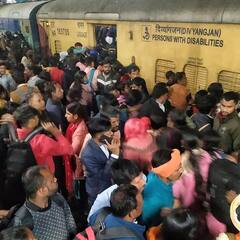 New Delhi Railway Station Stampede: दिल्ली रेल्वे स्टेशनवरच्या चेंगराचेंगरीत भयंकर प्रकार, चोरांनी गर्दीत चाकू-ब्लेड फिरवले अन् अनर्थाला झाला प्रारंभ