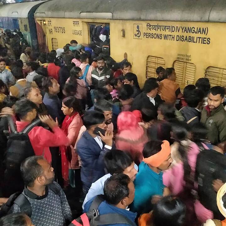 नवी दिल्ली रेल्वेस्थानकावरील प्लॅटफॉर्म क्रमांक 14 आणि 16 वर शनिवारी (15 फेब्रुवारी) रात्री आठ ते साडे आठच्या सुमारास चेंगराचेंगरीची घटना घटली.