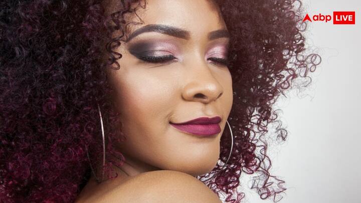 लिपिस्टिक का ठीक-ठाक जिक्र मेसोपोटामिया सभ्यता में मिलता है. कहा जाता है कि इस सभ्यता में महिलाएं अपने सौंदर्य को काफी अहम मानती थीं और बहुमूल्य रत्नों की डस्ट से लिपिस्टिक बनाती थीं, जिन्हें होठों पर सजाया जाता था.