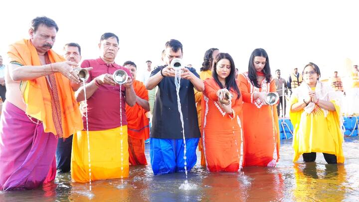 या सर्व संतांनी आपल्या समाजाला एक चांगलं वळण दिलं, आमच्या सुख दुःखात धीर दिला, आपल्याला भगवंतांचं दर्शन घडवणाऱ्या संतांच्या पादुकांचे दर्शन आपल्याला लाभत आहे, असेही फडणवीस यांनी म्हटले.