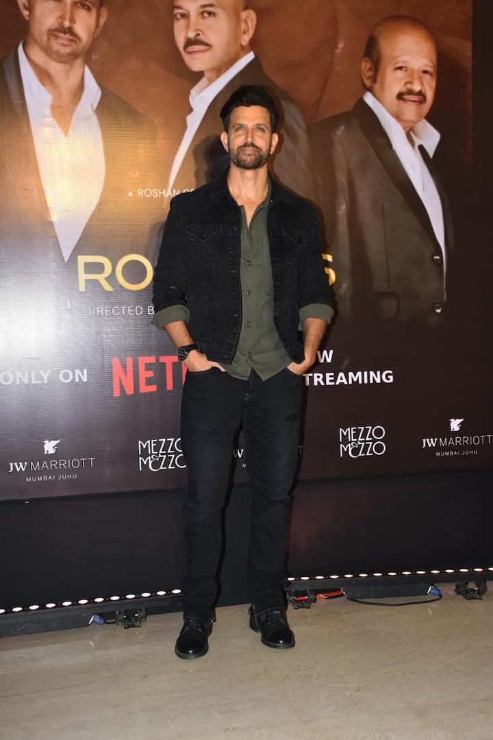 'द रोशन्स' के सक्सेस बैश में ऋतिक रोशन डैशिंग लुक में पहुंचे. ग्रीन शर्ट पर ब्लैक जैकेट डाले एक्टर खूब जच रहे थे. इसके साथ उन्होंने ब्लैक जीन्स और फॉर्मल शूज पेयर किए थे.