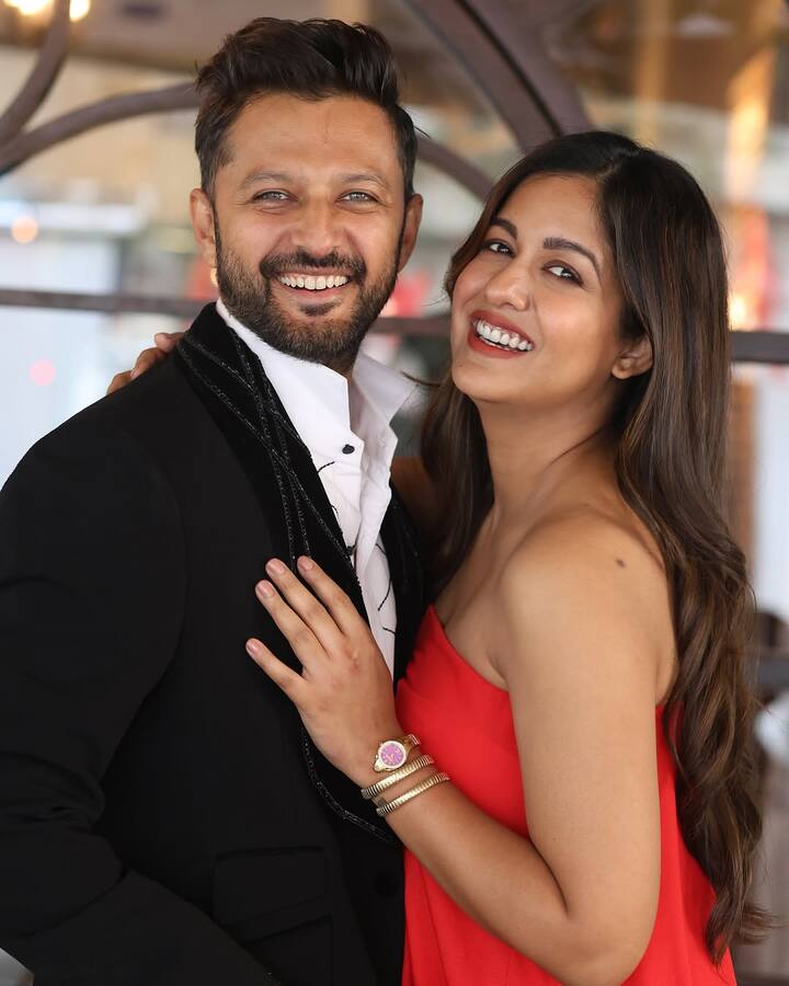 इन तस्वीरों में इशिता दत्ता रेड ड्रेस पहने हुए बेहद खूबसूरत लग रही हैं. वहीं वत्सल ब्लैक कोटपेंट में दिखे. दोनों की केमिस्ट्री फैंस को भी खूब पसंद आ रही है.