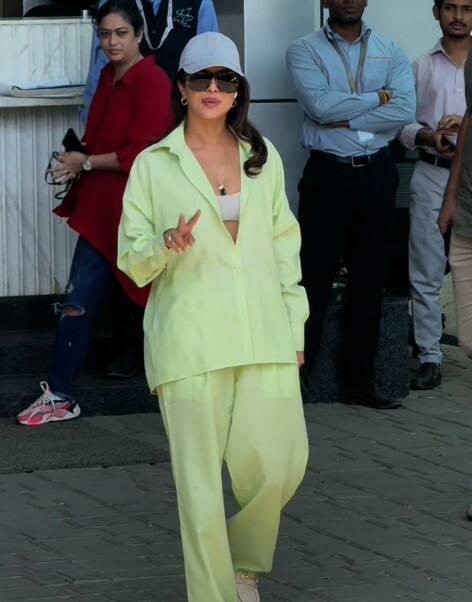 प्रियंका अपने भाई की शादी में पति निक जोनस, बेटी मालती मैरी और अपने सास-ससुर के साथ इंडिया आई थी. शादी की तस्वीरें अभी भी सोशल मीडिया पर वायरल होती नजर आती है.