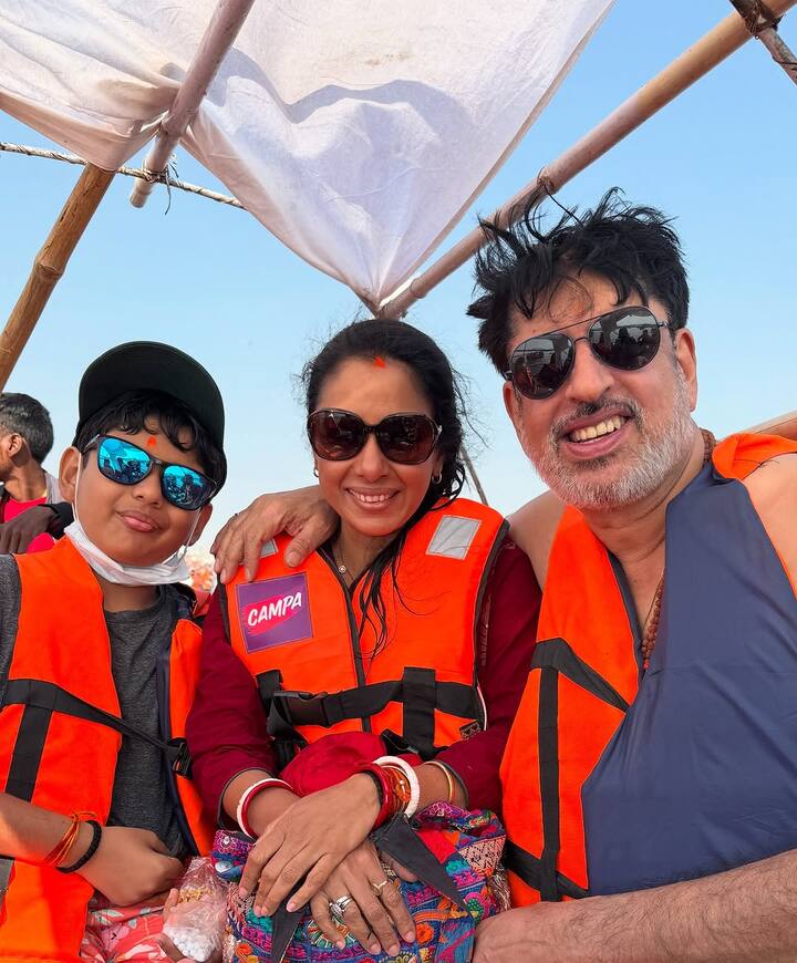 रुपाली गांगुली इस दौरान अपने पति और बेटे संग भी पोज देती दिखीं. तस्वीरों में उन्हें नाव पर बैठे देखा गया.