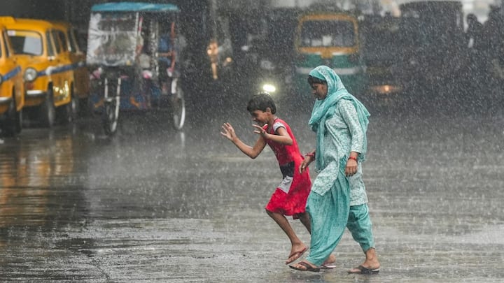 বৃহস্পতিবার বৃষ্টির পরিমাণ ও ব্যাপকতা আরও একটু বাড়বে। দক্ষিণবঙ্গের সব জেলাতেই বৃষ্টির সম্ভাবনা তৈরি হবে বলে অনুমান আলিপুর আবহাওয়া দফতরের।বজ্রবিদ্যুৎ সহ হালকা থেকে মাঝারি বৃষ্টির সম্ভাবনা।