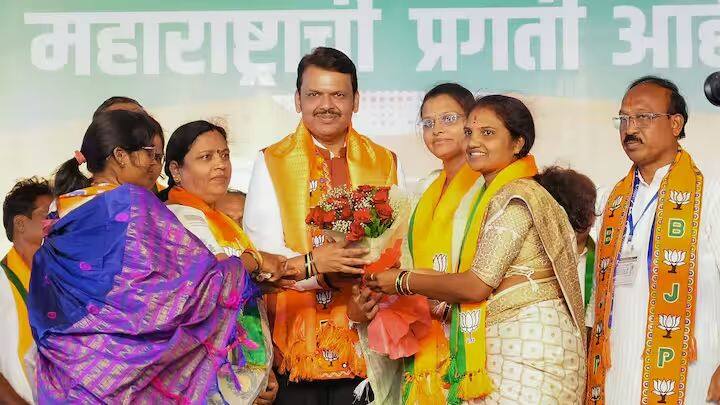 लाडकी बहीण योजनेत काही बदल करण्याचा निर्णय राज्य सरकारने मंत्रिमंडळाच्या बैठकीत घेतल्याचं सांगण्यात येत आहे.