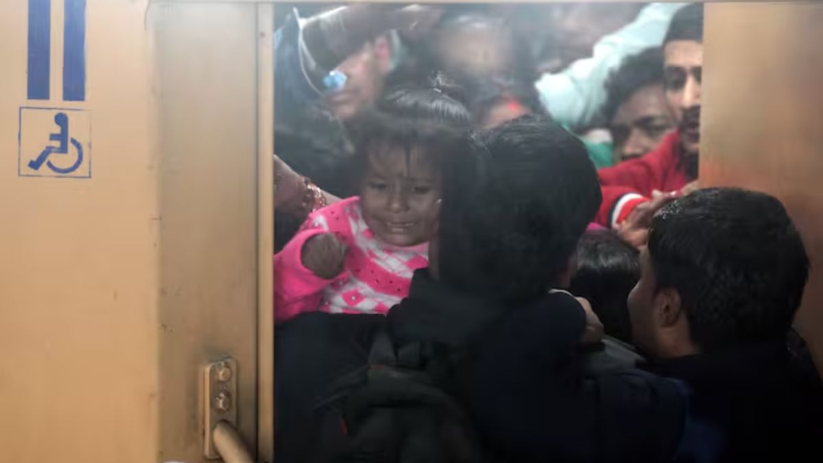 Delhi Railway Station Stampede: பக்தி மோகம், துடிதுடித்த மக்கள்..! டெல்லி கொடூர சம்பவத்தை விளக்கும் கோர புகைப்படங்கள்