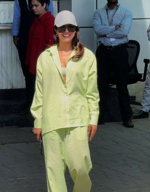 एयरपोर्ट पर प्रियंका ने पैपराजी को कई सारे अलग-अलग पोज भी दिए. उनकी ये स्माइल अब पैंस का दिल जीत रही है.