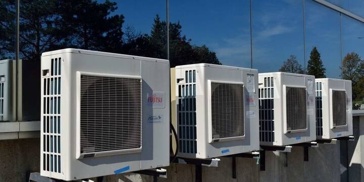 आपकी जानकारी के लिए बता दें कि गर्मी को BTU (British Thermal Unit) में मापा जाता है. 1 टन का एसी एक घंटे में 12,000 BTU गर्मी हटाने में सक्षम होता है.
