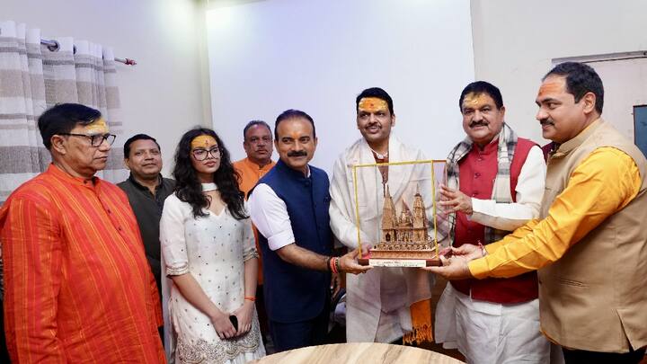 राज्याचे मुख्यमंत्री देवेंद्र फडणवीस यांनी कुटुंबासमवेत महाकुंभमेळ्यात जाऊन प्रयागराजमध्ये गंगास्नान केलं. आपल्या भारतातील कुंभमेळा पाहून जगभरातील लोकं आश्चर्यचकीत झाल्याचं त्यांनी म्हटलं. आत्तापर्यंत महाकुंभमध्ये 50 कोटी भाविकांनी गंगास्नान केल्याचंही मुख्यमंत्र्‍यांनी म्हटलं.