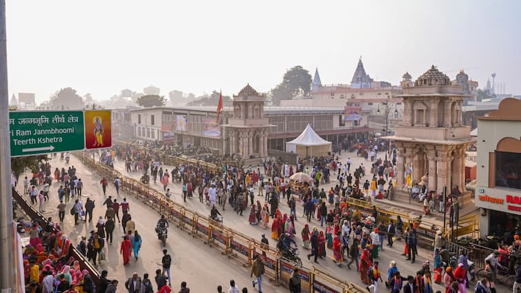 Ayodhya Devotees Crowd Homestay operators are earning lakhs in Ram Nagari अयोध्या में श्रद्धालुओं की उमड़ रही भीड़, इन लोगों की हो रही जमकर कमाई, छाप रहे लाखों रुपये