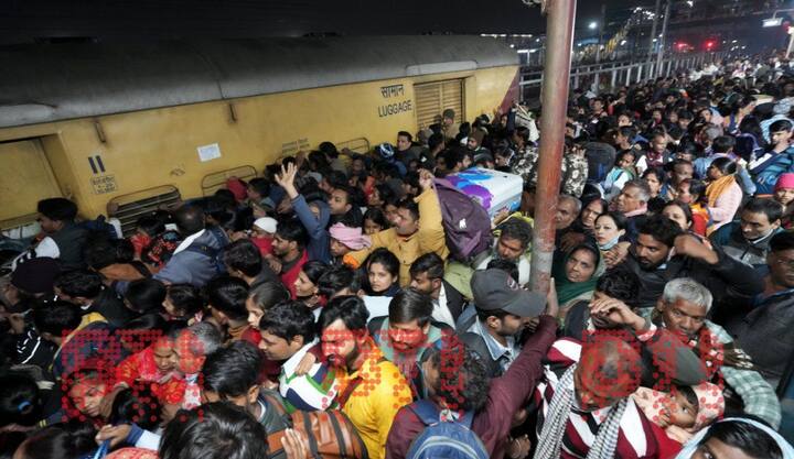 दरम्यान, शनिवारी रात्री (15 फेबुवारी) नवी दिल्ली रेल्वे स्थानकात कुंभमेळ्यासाठी जाणाऱ्या प्रवाशांची मोठी गर्दी झाली होती.
