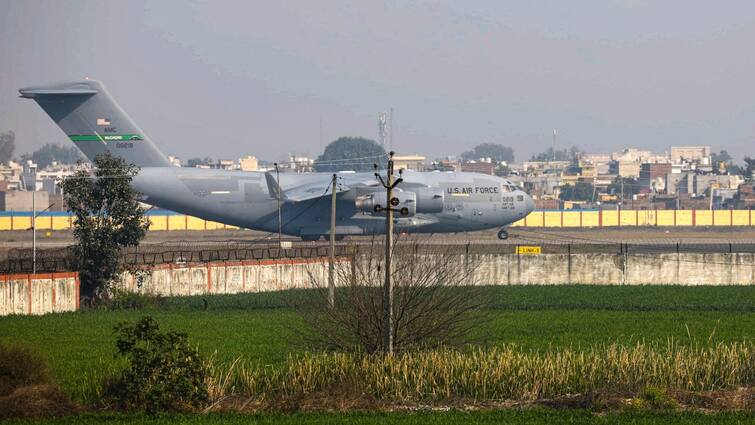 US Aircraft carrying the third batch of illegal Indian immigrants lands in Amritsar अमेरिका से भारतीयों को लेकर तीसरा विमान उतरा अमृतसर एयरपोर्ट, 112 लोग हैं सवार
