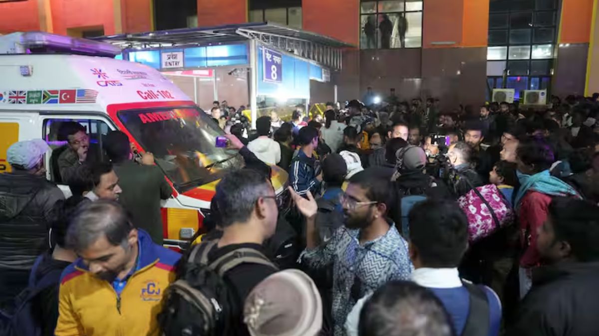 Delhi Railway Station Stampede: பக்தி மோகம், துடிதுடித்த மக்கள்..! டெல்லி கொடூர சம்பவத்தை விளக்கும் கோர புகைப்படங்கள்