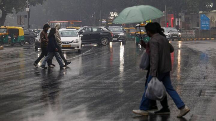 শীত বিদায় পর্ব শুরু। সকালের দিকে কুয়াশা থাকলেও বেলা বাড়তেই পরিষ্কার আকাশ। একাধাক্কায় প্রায় ৩ ডিগ্রি বাড়ল তাপমাত্রার পারদ। আগামী সপ্তাহে উপকূলবর্তী জেলায় বৃষ্টির পূর্বাভাস। 