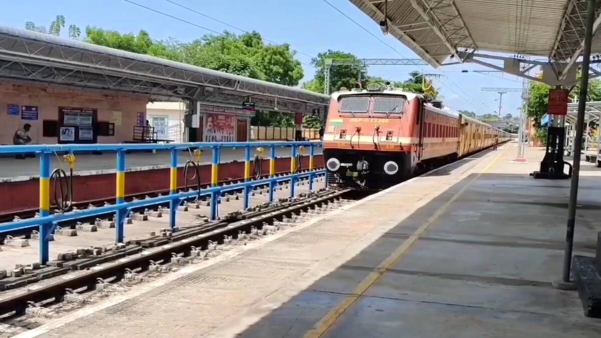 சுற்றுலா செல்லும் மனைவியை வழியனுப்ப வந்த கணவர் - கணவர் மனைவிக்கு காத்திருந்த அதிர்ச்சி...!