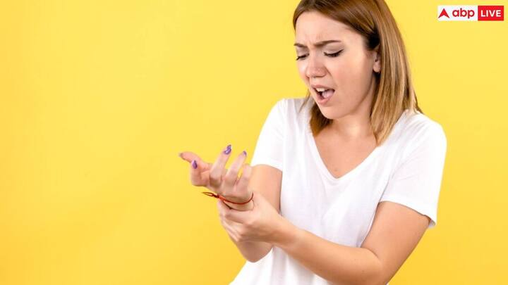 किचन में मौजूद तेजपत्ता यूरिक एसिड को कंट्रोल करने में काफी कारगर होता है. तेजपत्ता का सेवन करके आप यूरिक एसिड को कंट्रोल कर सकते हैं. आइए जानते हैं तेजपत्ता से यूरिक एसिड को कैसे कम किया जा सकता है.