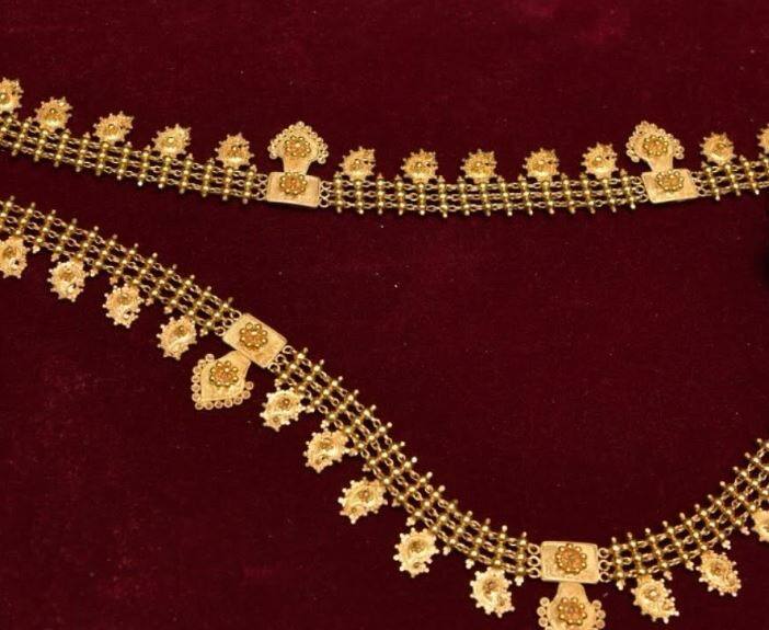 या मालमत्ता वर्षानुवर्षे कायदेशीर लढाईत अडकल्या होत्या. जयललिता यांच्या भाची आणि पुतण्या, जे. दीपा आणि जे. दीपक यांनी जप्त केलेल्या संपत्तीची मालकी हक्काची मागणी केली होती आणि कायदेशीर वारस म्हणून त्यांचे हक्क सांगितले होते.