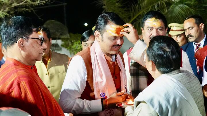 जे लोक महाकुंभला जाऊ शकत नाही, अशा लोकांसाठी तिथले पवित्र जल तुमच्या सेवेसाठी आणलं म्हणून व्हॅल्यूएबल ग्रुप आणि सत्संग फाउंडेशनचे मुख्यमंत्री देवेंद्र फडणवीस यांनी आभार मानले, नागपूर येथील महाकुंभनिमित्त आयोजित कार्यक्रमानंतर ते माध्यमांशीबोलत होते