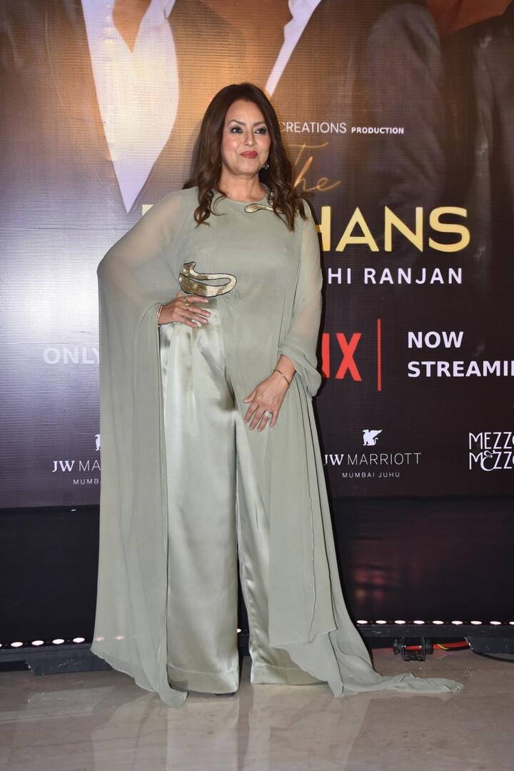 जॉर्जट डिजाइनर टॉप के साथ साटिन का प्लाजो पहन महिमा चौधरी ने लाइमलाइट लूट ली. कर्ली हेयर स्टाइल और मेकअप के साथ वे खूब जच रही थीं.