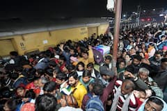 नई दिल्ली रेलवे स्टेशन: 14 महिलाओं समेत 18 की मौत, भगदड़ की दिल दहलाने वाली तस्वीरें