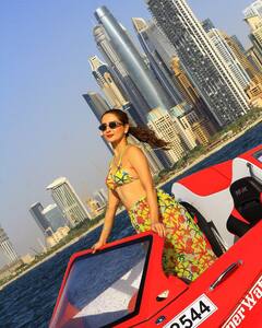 Zaara Yesmin Photo: રેડ સુપર વોટર કારમાં ઝારા યાસ્મિને કરાવ્યું ગ્લેમરસ ફોટોશૂટ