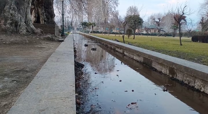 फव्वारे और धाराएं बंजर हो गई हैं. शबीर ने कहा,