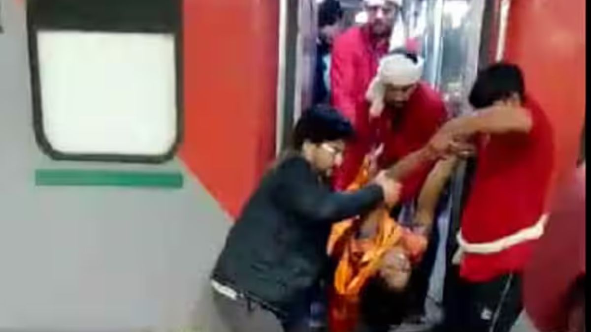 Delhi Railway Station Stampede: பக்தி மோகம், துடிதுடித்த மக்கள்..! டெல்லி கொடூர சம்பவத்தை விளக்கும் கோர புகைப்படங்கள்