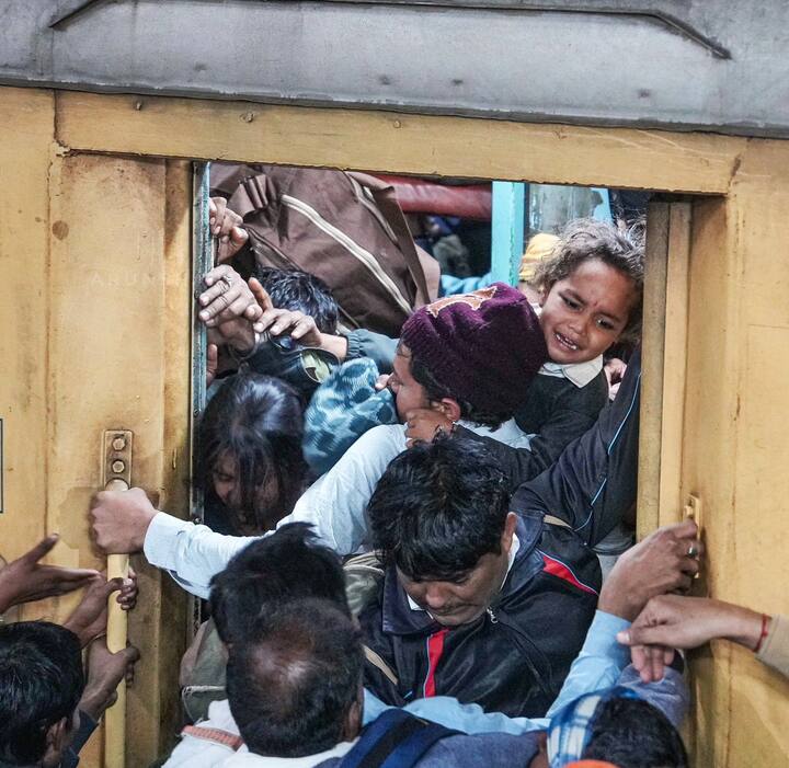 मोठ्या संख्येने लोकांकडे जनरल तिकिटे होती, अशी माहितीही समोर आली आहे.