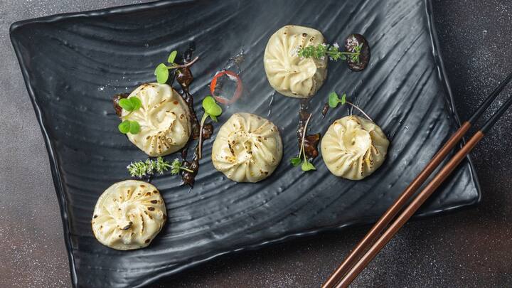 স্ট্রিট ফুডের মধ্যে মোমো দেখলে লোভ সামলাতে পারেন না ? ফল কিন্তু তাহলে মারাত্মক হতে পারে।  মূলত এই স্ট্রিট ফুড তৈরিতে কিছু রাসায়নিক দেওয়া হয়ে থাকে। যা শরীরের জন্য মোটেই উপকারি নয়।